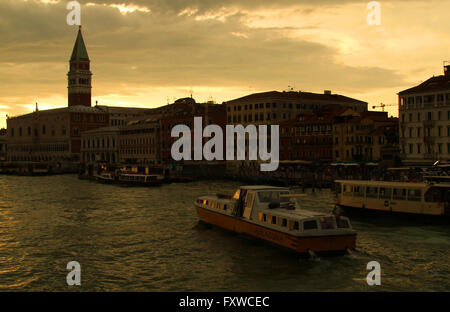 Traghetto PASSEGGERI E FACCIATA Venezia Italia 03 Agosto 2014 Foto Stock