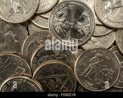 Stati Uniti monete trimestri in una pila, la povertà, ricchezza, risparmi, parsimonia, vecchi e nuovi, membro monete, George Washington Foto Stock