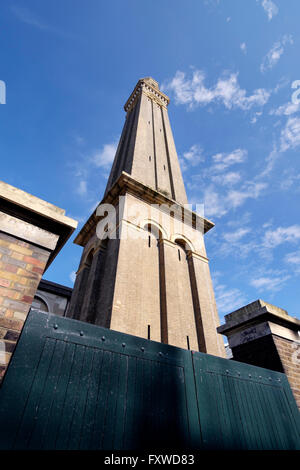 Il tubo montante vittoriana torre presso la ex Kew Bridge Stazione di pompaggio, Brentford, Londra, Inghilterra. Foto Stock