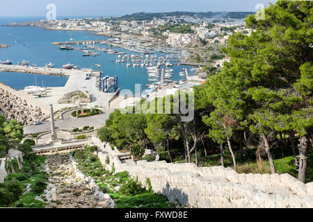 Il porto di Santa Maria di Leuca si trova in corrispondenza della base di un uomo fatto cascata, la fine dell'Acquedotto Pugliese Foto Stock
