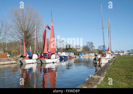 Due tradizionali clinker mondati derive prepararsi a vela su Hickling Broad, Norfolk, Inghilterra, Regno Unito Foto Stock