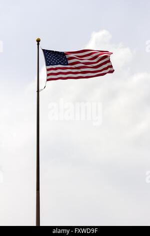 Stati Uniti d'America bandiera degli Stati Uniti su un palo battenti contro il cielo Foto Stock