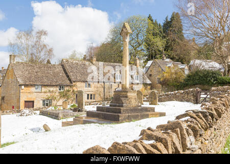 Aprile 2016, neve nel villaggio Costwold di Snowshill, Glouestershire, England, Regno Unito Foto Stock