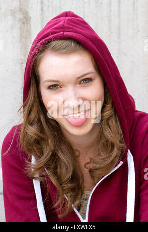 Adolescente con la lingua fuori Foto Stock