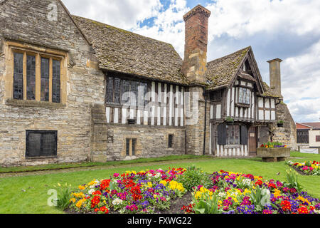 Il XIV secolo Almonry informazioni turistiche e il centro del patrimonio, Evesham, Worcestershire, England, Regno Unito Foto Stock