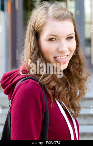 Giovane donna con la lingua fuori Foto Stock