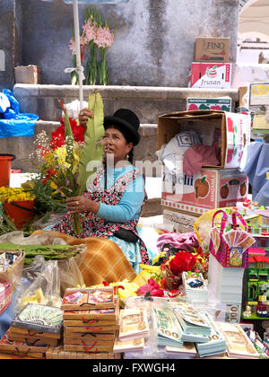 Tradizionalmente Vestiti donna boliviana che compongono bouquet di fiori in Copacabana Bolivia Sombrero de la Pacena indossata da Cholita Foto Stock