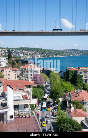 Il secondo ponte sul Bosforo a Istanbul è sempre piena di traffico e ha una fantastica vista sull'acqua. Foto Stock