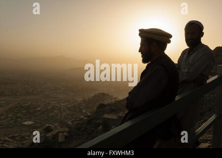 Kabul, Silhouette dell uomo con tradizionale Pashtun hat all'alba a Kabul, Afghanistan Foto Stock