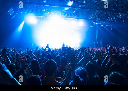 Silhouette di folla al concerto di musica nella parte anteriore della fase Foto Stock