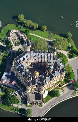 SCHWERIN 26.05.2015 Kuppeltürme des Schweriner Schloss am Schlossgarten, dem Sitz des Landtages in der Landeshauptstadt von Mecklenburg-Vorpommern. // Castello di Schwerin nella capitale del Land di Meclemburgo-Pomerania. www.museo-schwerin.de Foto: Robert Grahn ACHTUNG: KEINE BILDFUNKVERWENDUNG Foto Stock