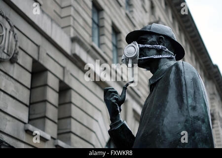 Baker Street, Londra, Regno Unito; 18 aprile 2016. Il Sherlock Holmes statua fuori la stazione della metropolitana di Baker Street è decorata con una maschera facciale, messi lì da attivisti di Greenpeace che stanno cercando di evidenziare preoccupazioni per l'inquinamento atmosferico nelle città capitale. Andrew Lockie/Alamy Live News Foto Stock