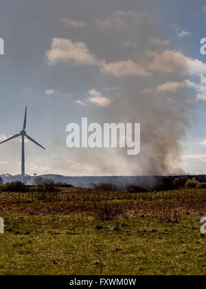 Fleetwood, nel Lancashire, Regno Unito. 17 aprile 2016. Pesante di fumo acre e inquinamento causato dai rifiuti in plastica al fuoco a Fleetwood sabato Credit: Sue Burton/Alamy Live News Foto Stock