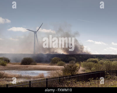 Fleetwood, nel Lancashire, Regno Unito. 17 aprile 2016. Pesante di fumo acre e inquinamento causato dai rifiuti in plastica al fuoco a Fleetwood sabato Credit: Sue Burton/Alamy Live News Foto Stock