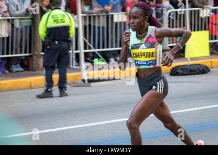 Boston, MA, Stati Uniti d'America. 18 Aprile, 2016. Joyce Chepkirui del Kenya termina terzo nella Elite femminile al 2016 Boston Marathon. John Kavouris/Alamy Live News Foto Stock