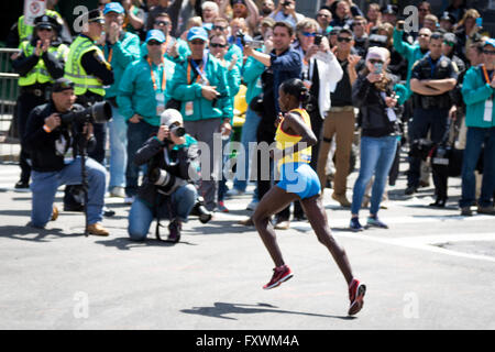 Boston, MA, Stati Uniti d'America. 18 Aprile, 2016. Atsede Baysa dell Etiopia finiture in primo luogo in campo femminile Elite divisione del 2016 Maratona di Boston con un tempo non ufficiale di 2:29:19. John Kavouris/Alamy Live News Foto Stock