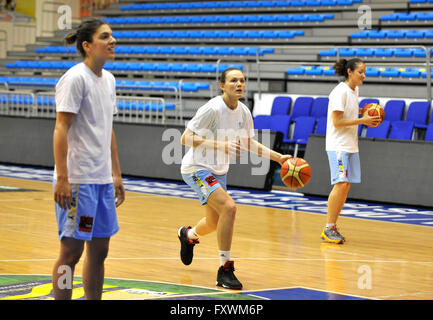 Istanbul, Turchia. Xvi Apr, 2016. Anete Steinberga, centro di ZVVZ USK Praha partecipa a una sessione di formazione durante le donne del basket Campionato Europeo di finale quattro in Istanbul, Turchia, aprile 16, 2016. © David Svab/CTK foto/Alamy Live News Foto Stock