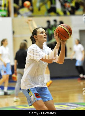 Istanbul, Turchia. Xvi Apr, 2016. Anete Steinberga di ZVVZ USK Praha partecipa a una sessione di formazione durante le donne del basket Campionato Europeo di finale quattro in Istanbul, Turchia, aprile 16, 2016. © David Svab/CTK foto/Alamy Live News Foto Stock