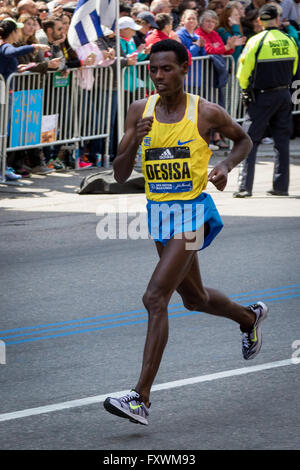 Boston, MA, Stati Uniti d'America. 18 Aprile, 2016. Il vincitore dell'anno scorso, Lelisa Desisa di Ethopia prende il 2° posto al 2016 Boston Marathon. John Kavouris/Alamy Live News Foto Stock