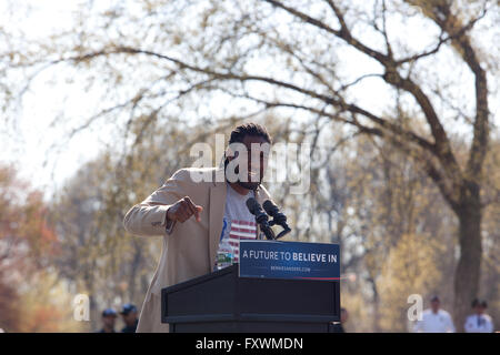 New York, Stati Uniti d'America. Xvii Apr, 2016. Città Membro del Consiglio Jumaane Williams fa una breve apparizione per Bernie Sanders al Prospect Park di Brooklyn. Credito: Alvin Thompson/Alamy Live News Foto Stock