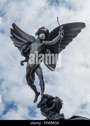 Londra, Regno Unito. Xviii Apr, 2016. I manifestanti di Greenpeace mettere una maschera a gas su Eros - 18 Aprile 2016 Credit: Nick Moore/Alamy Live News Foto Stock