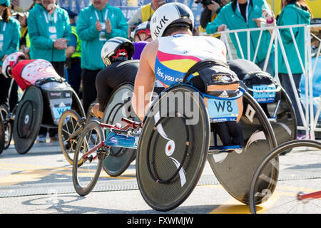 Hopkinton, MA, Stati Uniti d'America. 18 Aprile, 2016. Piloti in push-rim divisione sedia a rotelle iniziare la messa in scena per il loro inizio in corrispondenza del 2016 Boston Marathon. John Kavouris/Alamy Live News. Foto Stock