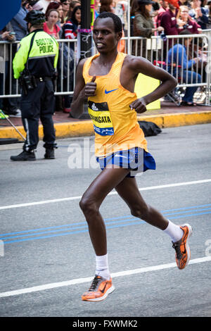 Boston, MA, Stati Uniti d'America. 18 Aprile, 2016. Kenya Paolo Lonyangata finisce quinto negli uomini Elite campo del 2016 Boston Marathon. John Kavouris/Alamy Live News Foto Stock