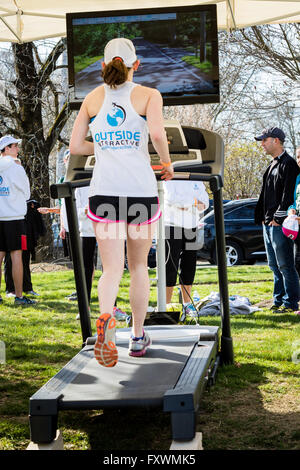 Hopkinton, MA, Stati Uniti d'America. 18 Aprile, 2016. Alcuni podisti warm up sul 'Virtual Heartbreak Hill' alla marathon start in Hopkinton. Sulla rotta, Heartbreak Hill è tra miglia 20-21 in Newton, MA. Mentre solo 88ft in elevazione al di sopra del guadagno 0,4 mi, la salita è noto per la sua collocazione lungo il percorso, dove molti corridori stanno raggiungendo i loro limiti della sopportazione. John Kavouris/Alamy Live News. Foto Stock