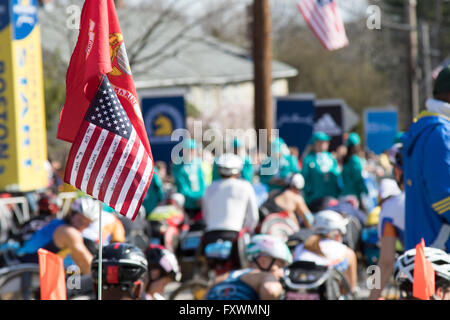 Hopkinton, MA, Stati Uniti d'America. 18 Aprile, 2016. Diversi i piloti in mano-ciclo e push-rim divisioni della Maratona di Boston sono ex soldati statunitensi e le donne. John Kavouris/Alamy Live News. Foto Stock