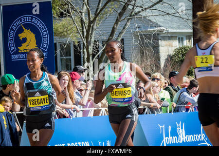 Hopkinton, MA, Stati Uniti d'America. 18 Aprile, 2016. Elite donne prendere un finale di warm-up prima di iniziare, jogging breve giri intorno alla zona di partenza. Tirfi Tsegaye finirebbe per finire con la 2a. John Kavouris/Alamy Live News. Foto Stock