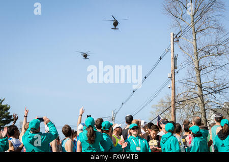 Hopkinton, MA, Stati Uniti d'America. 18 Aprile, 2016. Due di noi la guardia nazionale Blackhawk elicotteri volare oltre Hopkinton comuni momenti prima della Uomini Elite e Wave 1 iniziano il centoventesimo Boston Marathon. John Kavouris/Alamy Live News. Foto Stock