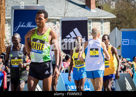 Hopkinton, MA, Stati Uniti d'America. 18 Aprile, 2016. Uomini Elite jog un finale di warm-up prima di iniziare il centoventesimo Boston Marathon. Lemi Berhanu Hayle sarebbe andare al primo posto, con una finitura non ufficiale tempo di 2:12:45. John Kavouris/Alamy Live News. Foto Stock