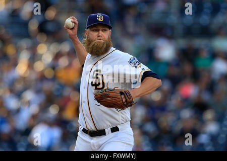 Ca, Stati Uniti d'America. Xvi Apr, 2016. SAN DIEGO, CA-aprile 16, 2016: |.Padres brocca Andrew Cashner getta alla prima base contro i Diamondbacks. ©. Misael Virgen/U-T San Diego/ZUMA filo/Alamy Live News Foto Stock