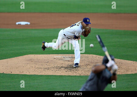 Ca, Stati Uniti d'America. Xvi Apr, 2016. SAN DIEGO, CA-aprile 16, 2016: |.Padres brocca Andrew Cashner assicura contro i Diamondbacks sabato a Petco Park. ©. Misael Virgen/U-T San Diego/ZUMA filo/Alamy Live News Foto Stock