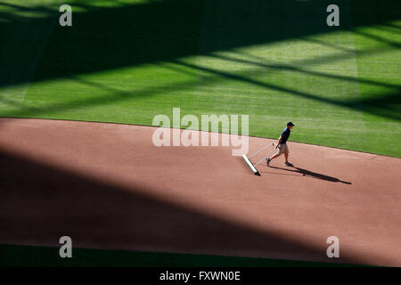 Ca, Stati Uniti d'America. Xvi Apr, 2016. SAN DIEGO, CA-aprile 16, 2016: |.Padres staff preparare il campo al Petco Park per il sabato la partita contro i Diamondbacks. ©. Misael Virgen/U-T San Diego/ZUMA filo/Alamy Live News Foto Stock