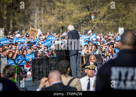 Brooklyn, Stati Uniti. Xvii Apr, 2016. Più di 28.000 persone inondati di Brooklyn Prospect Park per il candidato presidenziale Bernie Sanders. La campagna ha chiamato il suo più grande rally ancora. Gli ospiti inclusi le indie band Orso grizzly, Danny Devito, Justin Long e sost. Tulsi Gabbard, D-Hawaii, e Brooklyn Consigliere Jumaane Williams, un occupare Wall Street attivista che giri fino alla folla con un 'mic controllare' © Michael Nigro/Pacific Press/Alamy Live News Foto Stock