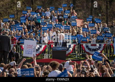 Brooklyn, Stati Uniti. Xvii Apr, 2016. Più di 28.000 persone inondati di Brooklyn Prospect Park per il candidato presidenziale Bernie Sanders. La campagna ha chiamato il suo più grande rally ancora. Gli ospiti inclusi le indie band Orso grizzly, Danny Devito, Justin Long e sost. Tulsi Gabbard, D-Hawaii, e Brooklyn Consigliere Jumaane Williams, un occupare Wall Street attivista che giri fino alla folla con un 'mic controllare' © Michael Nigro/Pacific Press/Alamy Live News Foto Stock