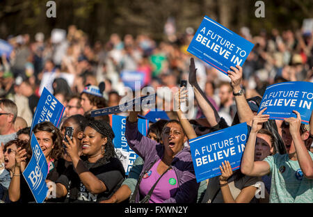 Brooklyn, Stati Uniti. Xvii Apr, 2016. Più di 28.000 persone inondati di Brooklyn Prospect Park per il candidato presidenziale Bernie Sanders. La campagna ha chiamato il suo più grande rally ancora. Gli ospiti inclusi le indie band Orso grizzly, Danny Devito, Justin Long e sost. Tulsi Gabbard, D-Hawaii, e Brooklyn Consigliere Jumaane Williams, un occupare Wall Street attivista che giri fino alla folla con un 'mic controllare' © Michael Nigro/Pacific Press/Alamy Live News Foto Stock