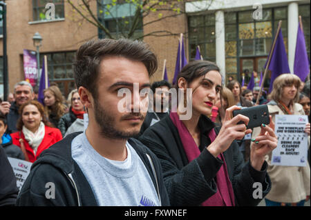 Londra, Regno Unito. 18 Aprile, 2016. In mododa studenti europea co-presidenti Tom e Hannah ascoltare discorsi alla protesta contro la protesta a SOA gestione esigente di portare i pulitori in-house ora piuttosto che più tardi. Dopo dieci anni di gestione di protesta hanno detto che verranno in futuro impiegare filtri stessi mentre la firma di un nuovo contratto di outsourcing. Peter Marshall / Alamy Live News Foto Stock
