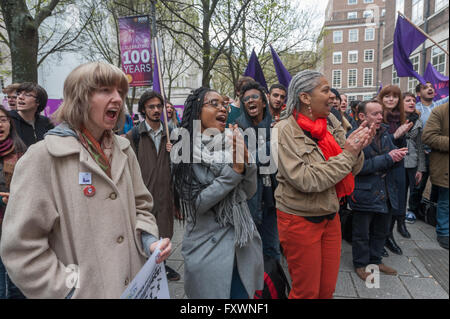 Londra, Regno Unito. 18 Aprile, 2016. Dimostranti presso la London University SOA demand management portare i pulitori in-house ora con un rally che si è conclusa con il blu e il fumo giallo cloaking manifestanti che ha dipinto la loro domanda in tutta l'ingresso e gettò la vernice sulla sua facciata. Gli studenti poi ha fatto il loro modo interno wacing bandiere. Dopo dieci anni di gestione di protesta hanno detto che verranno in futuro impiegare filtri stessi mentre la firma di un nuovo contratto di outsourcing. Peter Marshall / Alamy Live News Foto Stock