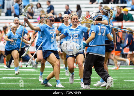 Syracuse, New York, Stati Uniti d'America. Xvi Apr, 2016. North Carolina Tar Heels giocatori festeggiare dopo la partita contro il Siracusa arancio su Sabato, Aprile 16, 2016 al Carrier Dome in Syracuse, New York. Carolina del Nord ha sconfitto Siracusa 12-11. Ricca Barnes/CSM/Alamy Live News Foto Stock