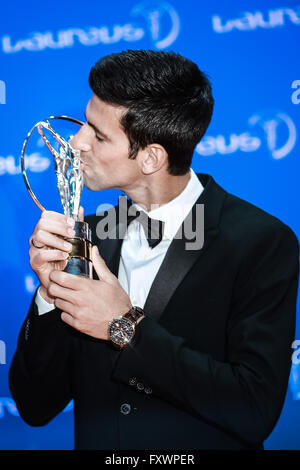 Berlino, Germania. Xviii Apr, 2016. Novak Djokovic di Serbia bacia la sua Laureus World sportivo dell'anno trofeo al Laureus World Sports cerimonia di premiazione che si terrà a Berlino (Germania), il 18 aprile 2016. Credito: Zhang ventola/Xinhua/Alamy Live News Foto Stock