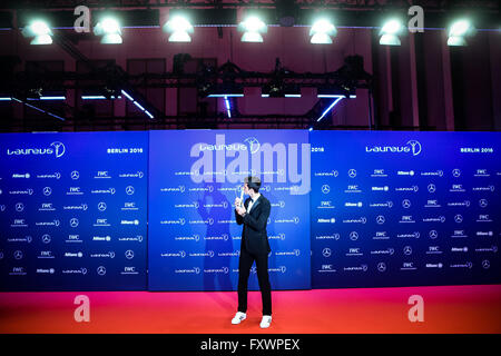 Berlino, Germania. Xviii Apr, 2016. Novak Djokovic di Serbia bacia la sua Laureus World sportivo dell'anno trofeo al Laureus World Sports cerimonia di premiazione che si terrà a Berlino (Germania), il 18 aprile 2016. Credito: Zhang ventola/Xinhua/Alamy Live News Foto Stock