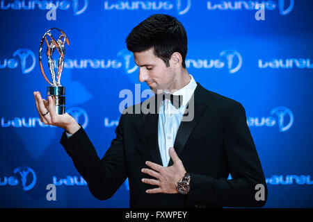 Berlino, Germania. Xviii Apr, 2016. Novak Djokovic di Serbia pone con la sua Laureus World sportivo dell'anno trofeo al Laureus World Sports cerimonia di premiazione che si terrà a Berlino (Germania), il 18 aprile 2016. Credito: Zhang ventola/Xinhua/Alamy Live News Foto Stock