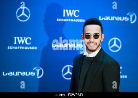 Berlino, Germania. Xviii Apr, 2016. British Formula One racing driver Lewis Hamilton pone sul tappeto rosso al Laureus World Sports cerimonia di premiazione che si terrà a Berlino (Germania), il 18 aprile 2016. Credito: Zhang ventola/Xinhua/Alamy Live News Foto Stock