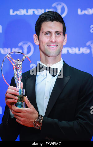 Berlino, Germania. Xviii Apr, 2016. Novak Djokovic di Serbia pone con la sua Laureus World sportivo dell'anno trofeo al Laureus World Sports cerimonia di premiazione che si terrà a Berlino (Germania), il 18 aprile 2016. Credito: Zhang ventola/Xinhua/Alamy Live News Foto Stock