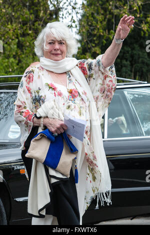 Shirley, Croydon, Regno Unito. Il 18 aprile 2016. Anne Hart onde ai fan come lei lascia Ronnie Corbett i funerali del servizio a San Giovanni Evangelista chiesa di Shirley, Croydon, Surrey. " I DUE Ronnies' star è morto il 31 marzo 2016 con un sospetto di malattie del motoneurone. Credito: London pix/Alamy Live News Foto Stock