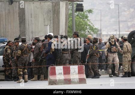 A Kabul, Afghanistan. Xix Apr, 2016. Afghan personale di sicurezza di rush al sito di attacco a Kabul, capitale dell'Afghanistan, il 19 aprile 2016. Un potente attentato suicida seguita da colpi di arma da fuoco hanno sostenuto diverse vite e feriti 198 altri martedì, un funzionario detto. Credito: Rahmat Alizadah/Xinhua/Alamy Live News Foto Stock