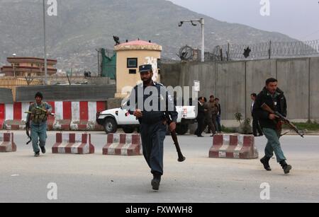 A Kabul, Afghanistan. Xix Apr, 2016. Poliziotti afghani eseguire presso il sito di attacco a Kabul, capitale dell'Afghanistan, il 19 aprile 2016. Un potente attentato suicida seguita da colpi di arma da fuoco hanno sostenuto diverse vite e feriti 198 altri martedì, un funzionario detto. Credito: Rahmat Alizadah/Xinhua/Alamy Live News Foto Stock