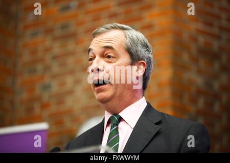 Londra, Regno Unito. 19 Aprile, 2016. Leader UKIP Nigel Farage unisce Peter Whittle, London Mayoral candidato e l'UKIP London Assembly team a lanciare il suo London manifesto elettorale a Emmanuel Center di Westminster. Credito: Dinendra Haria/Alamy Live News Foto Stock